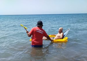 La playa de Gran Tarajal ofrece sillas anfibias a los bañistas con movilidad reducida